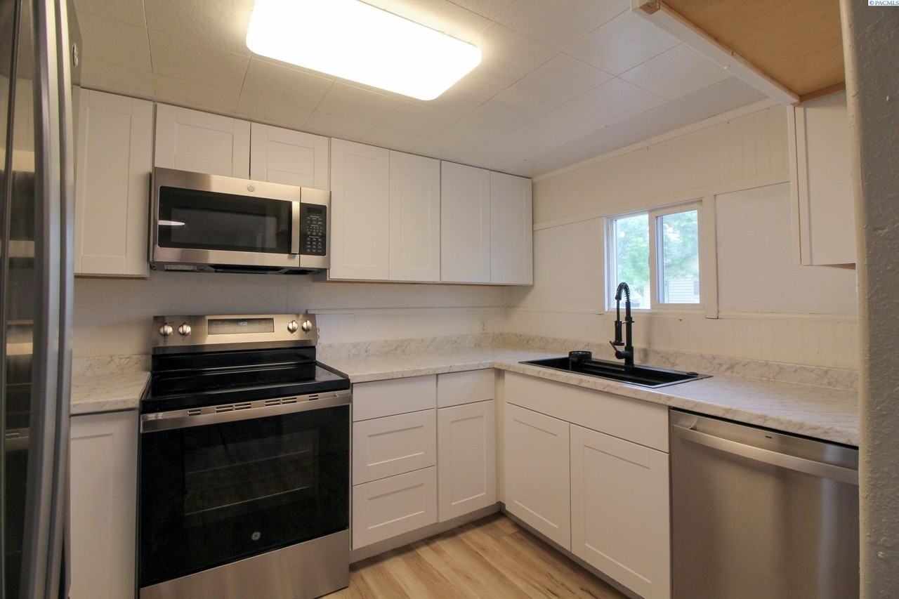 1021 Sanford Ave - Photo 2 of 16