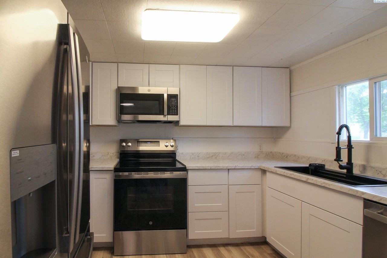 1021 Sanford Ave - Photo 3 of 16