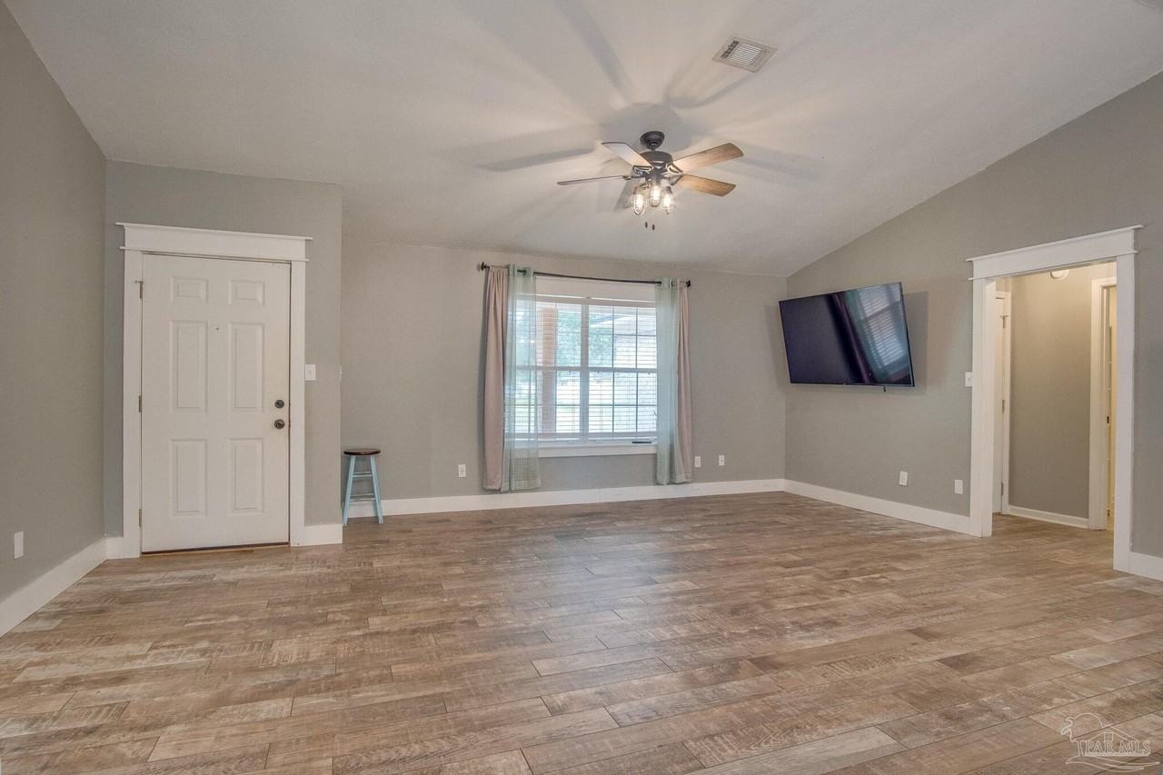 8262 Pamplona St - Photo 5 of 28