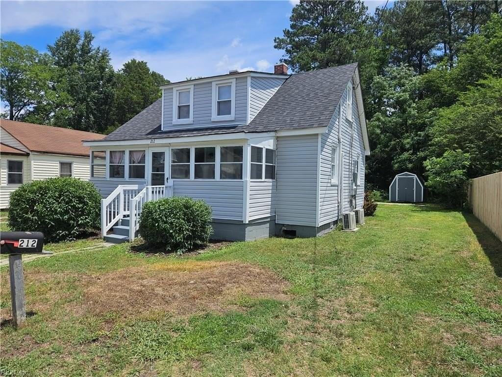 212 Middle St - Photo 2 of 18