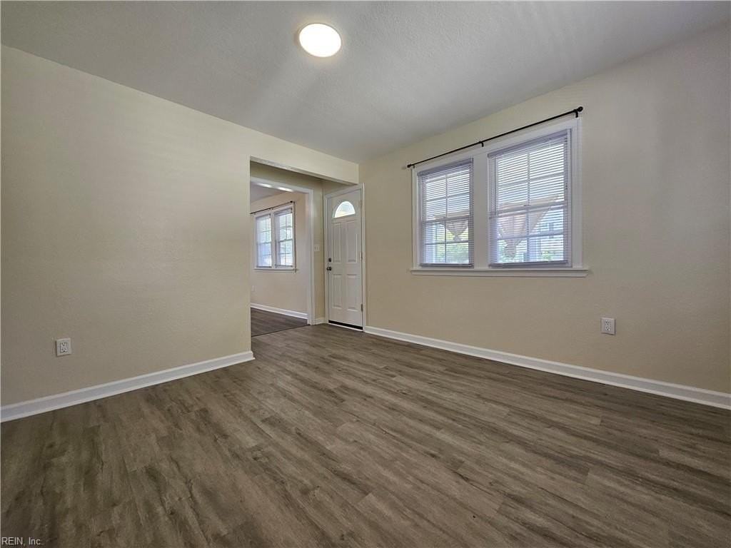 212 Middle St - Photo 5 of 18