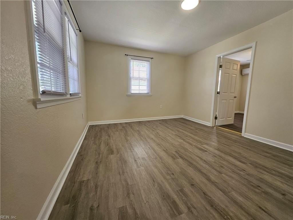212 Middle St - Photo 6 of 18