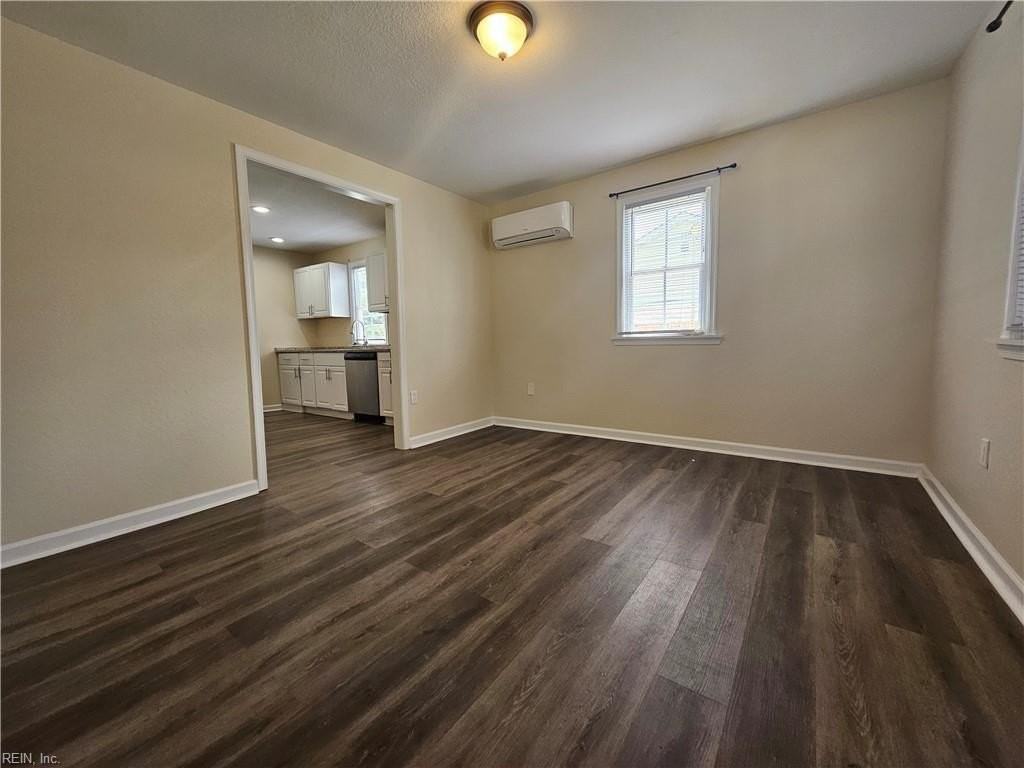 212 Middle St - Photo 7 of 18