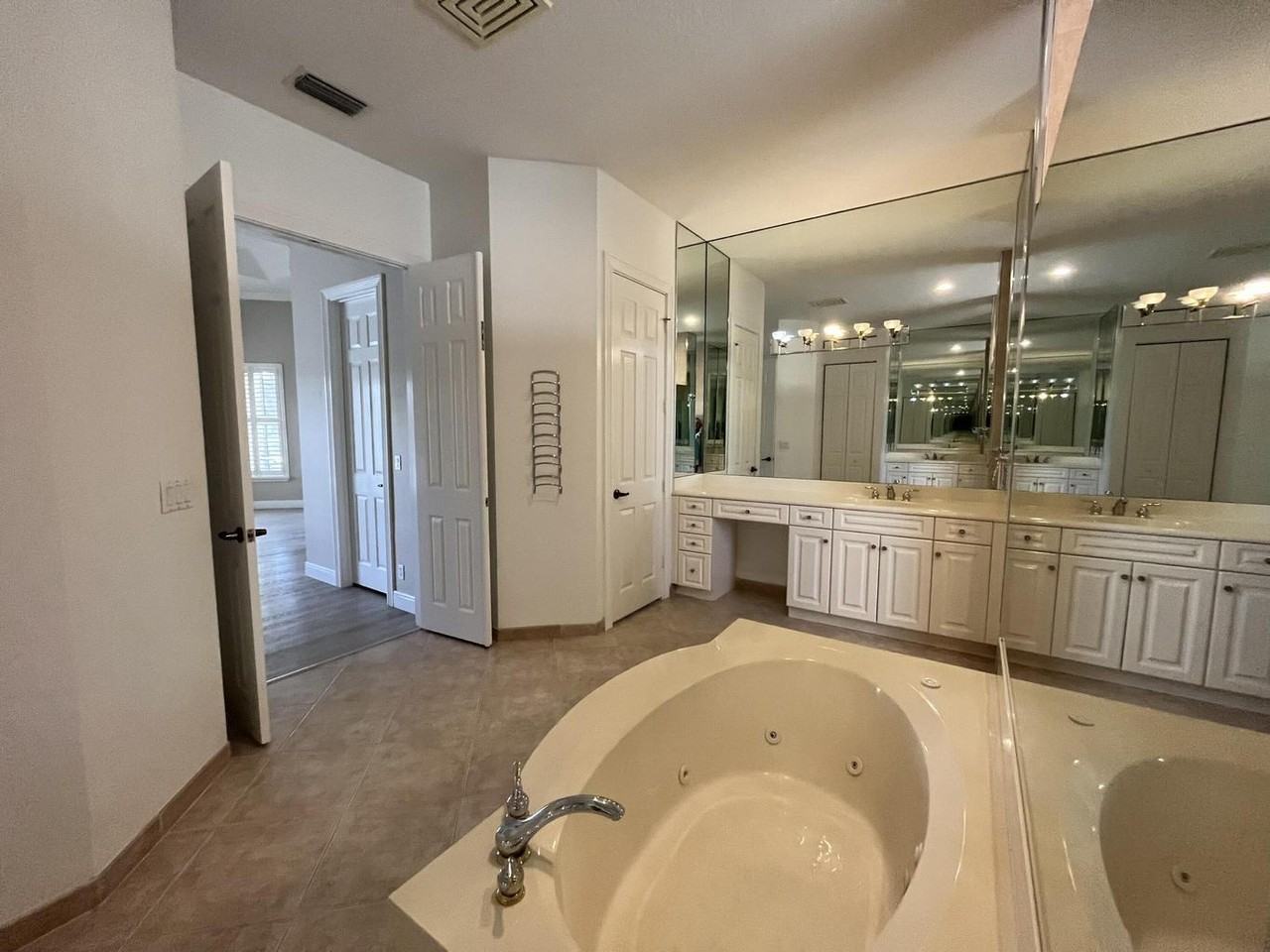 Nw 47th Dr - Photo 5 of 7