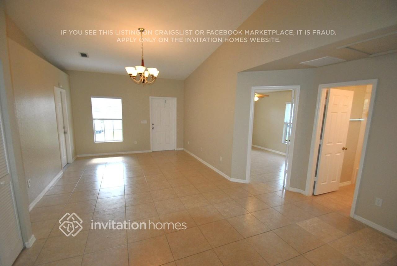 1660 E Breezy Ln - Photo 2 of 9