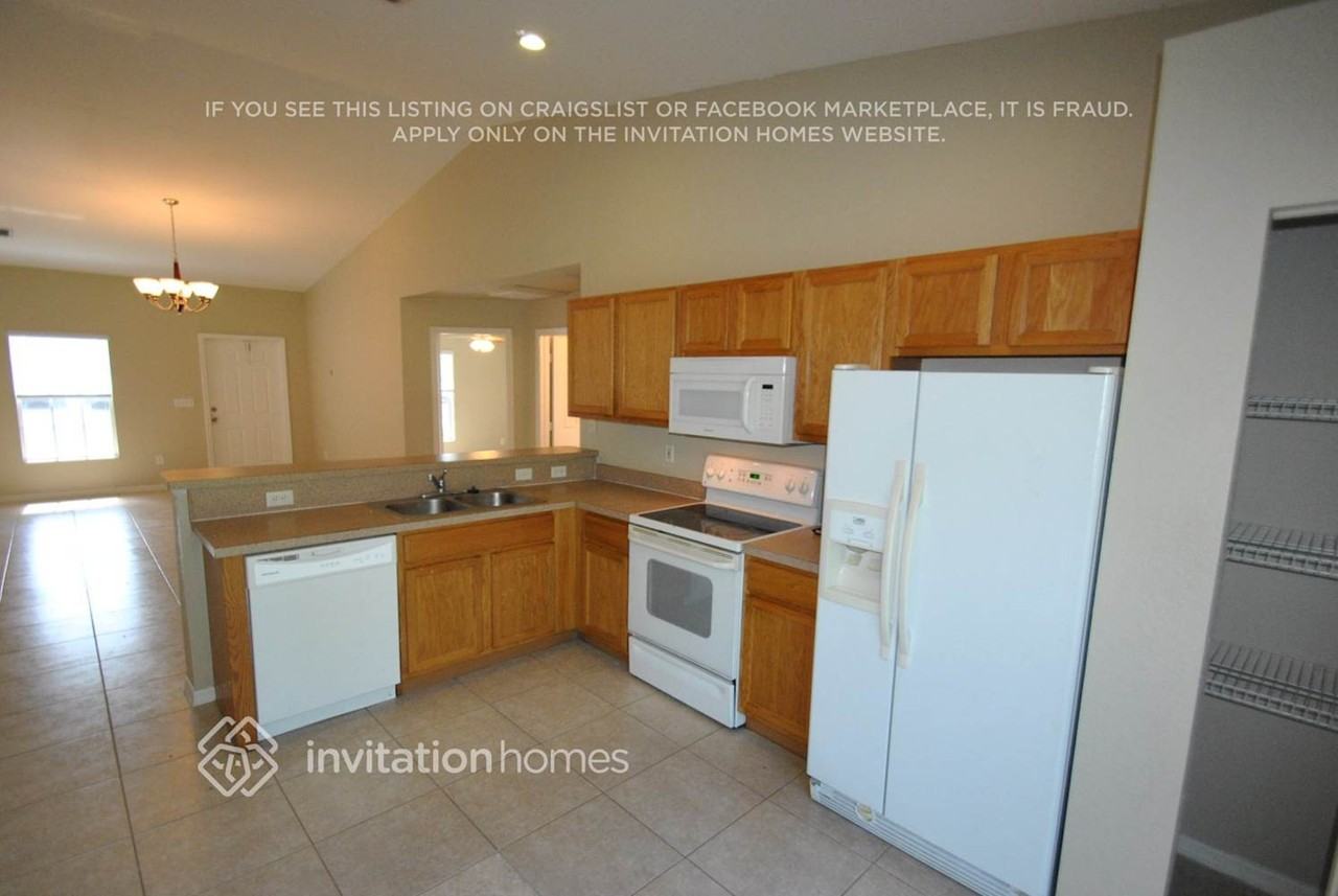 1660 E Breezy Ln - Photo 3 of 9
