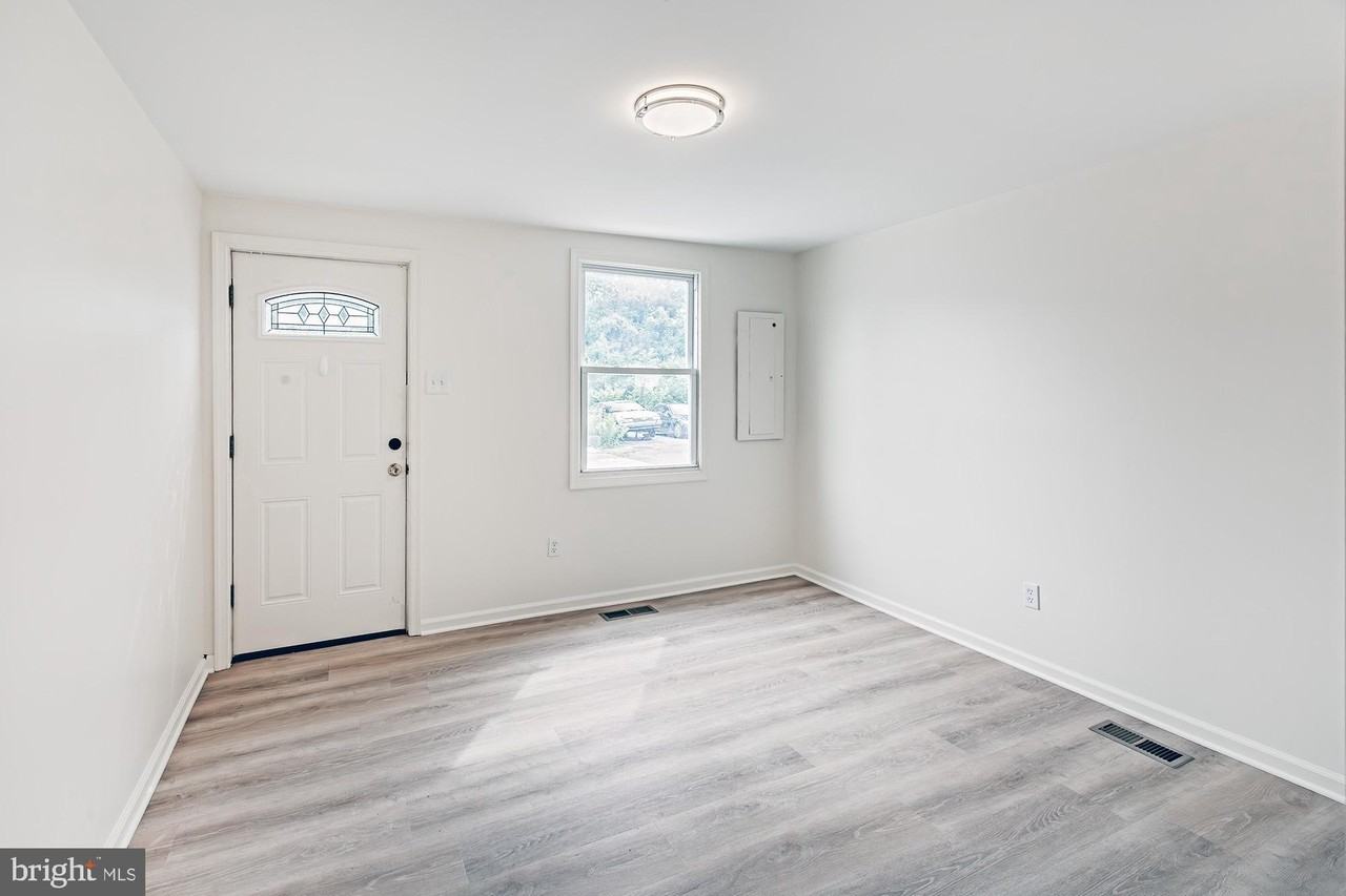 1010 Clayton St - Photo 3 of 8