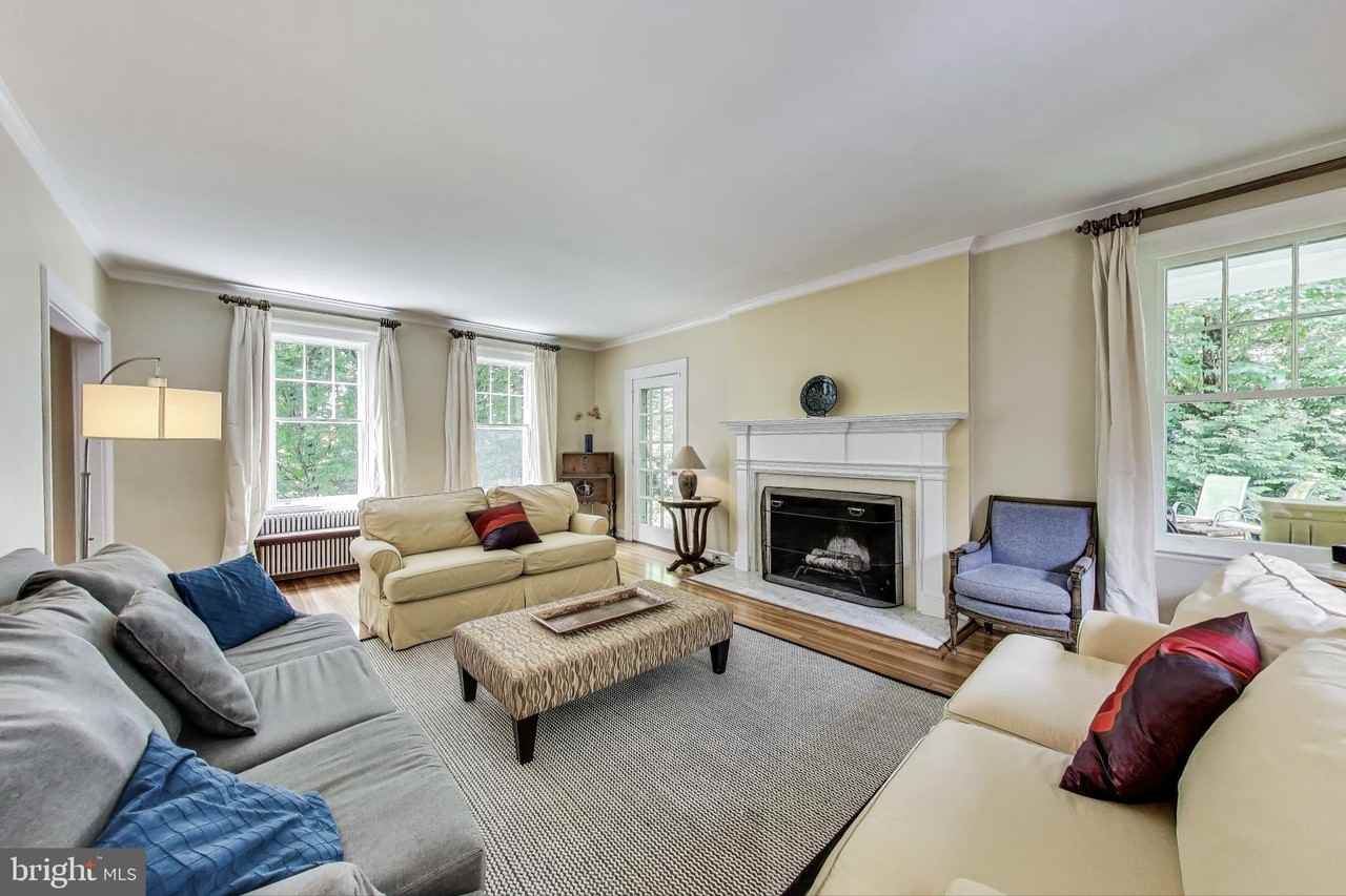 5809 Grosvenor Ln - Photo 5 of 41