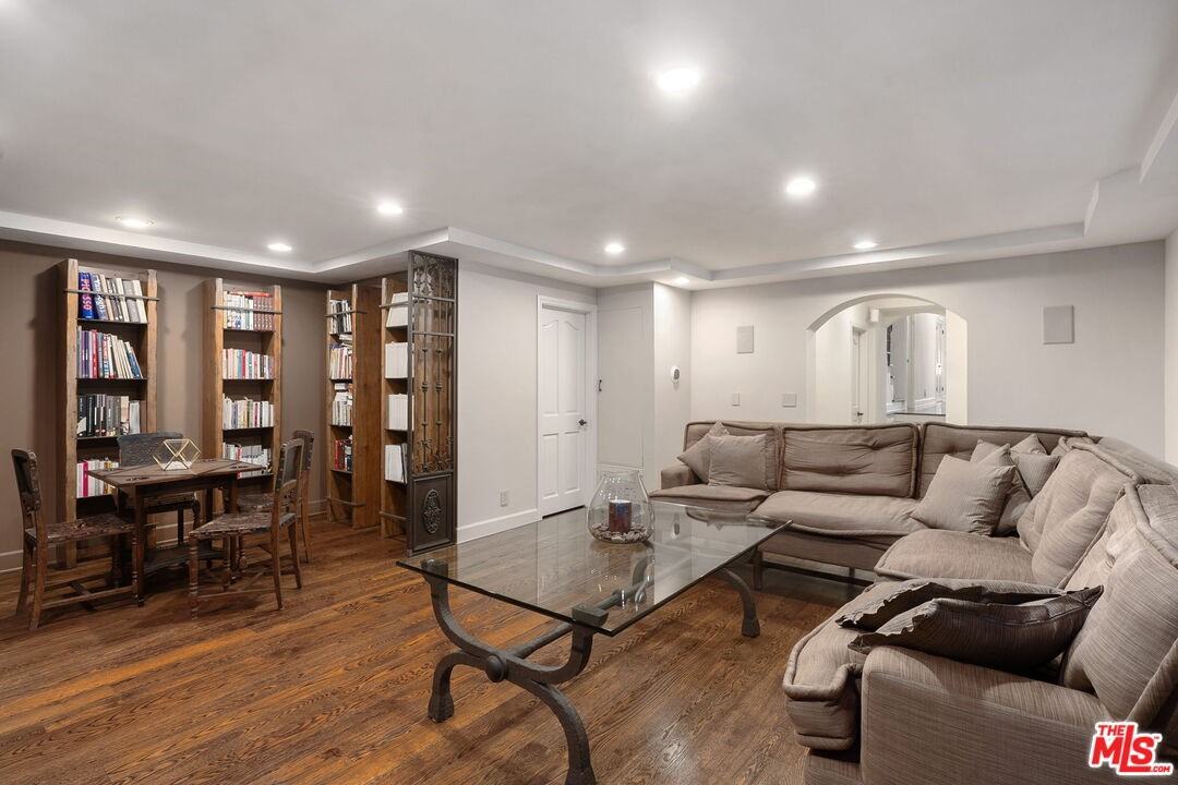 105 N Glenroy Ave - Photo 5 of 8