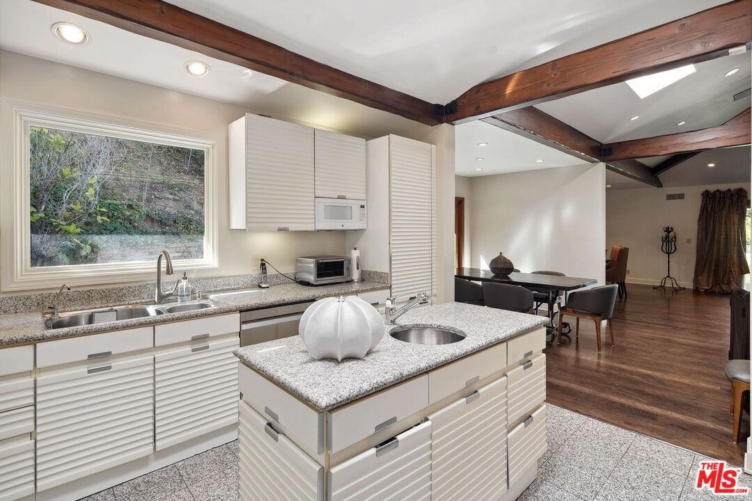 105 N Glenroy Ave - Photo 6 of 8