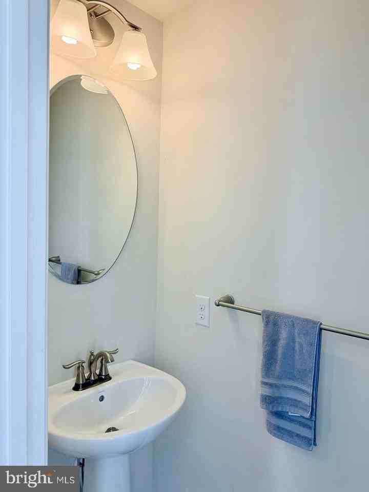 215 Quarry Point Rd - Photo 5 of 32