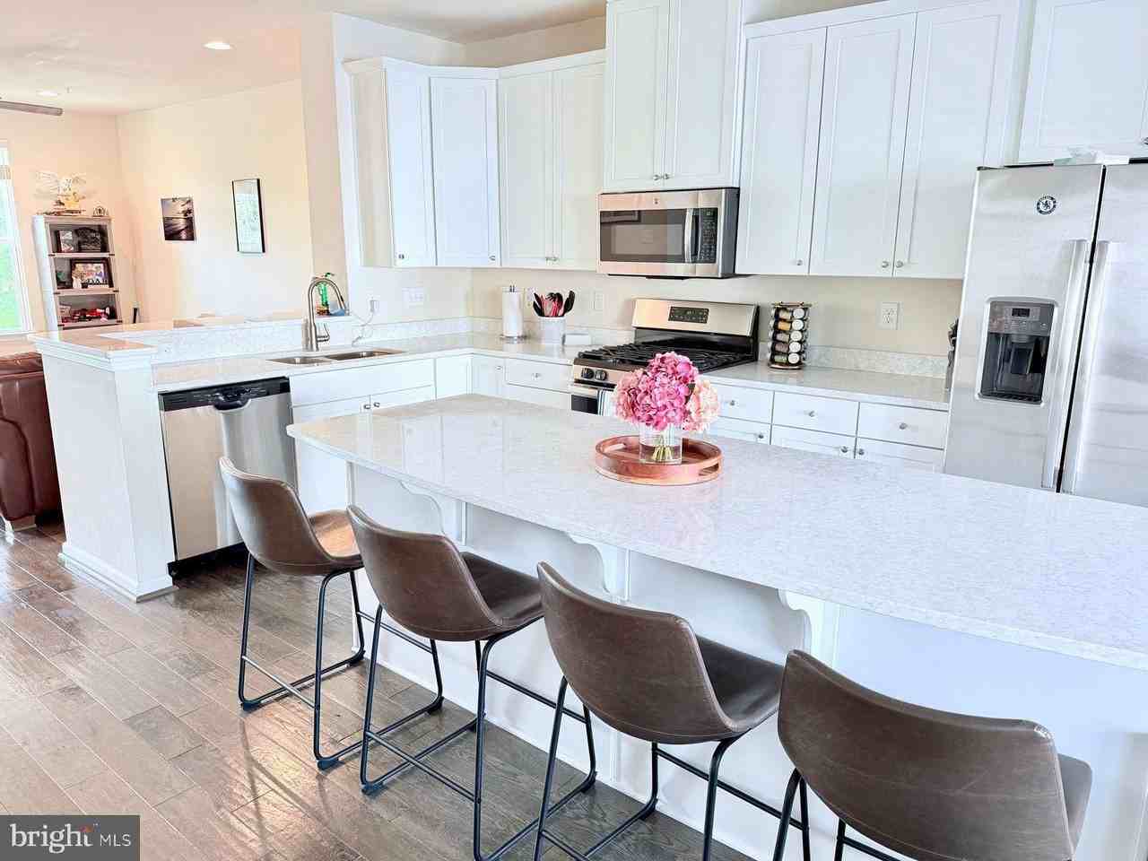 215 Quarry Point Rd - Photo 7 of 32