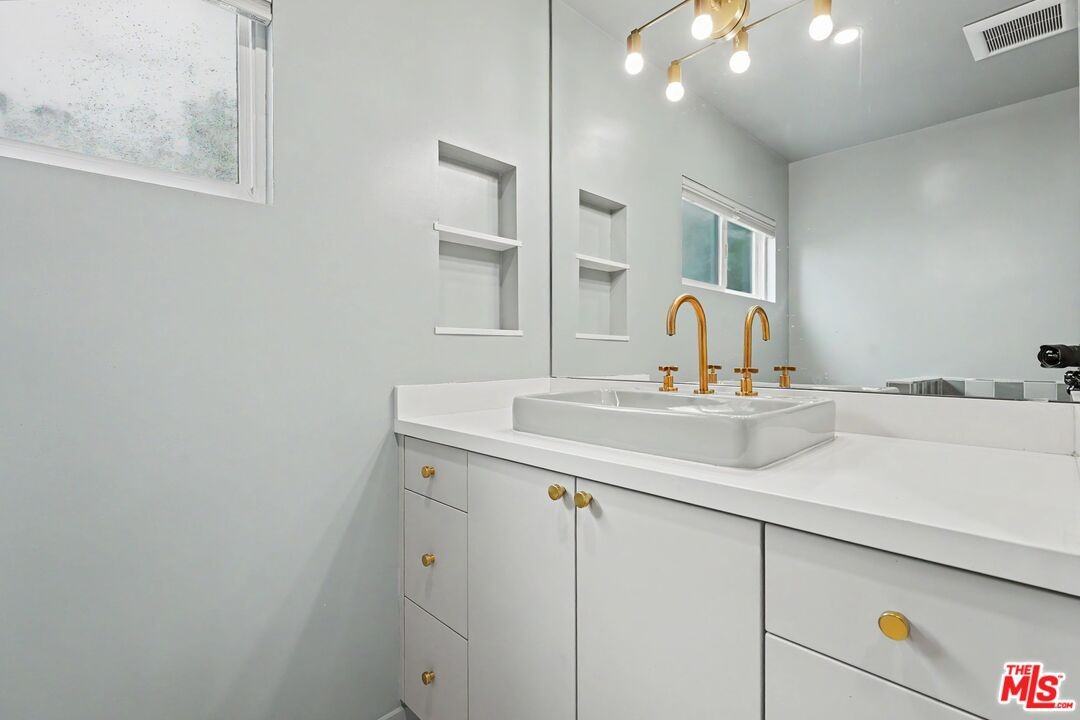 827 15th St #1 - Photo 2 of 8
