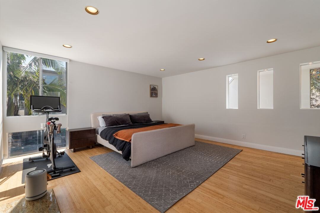 11925 Goshen Ave #4 - Photo 3 of 8