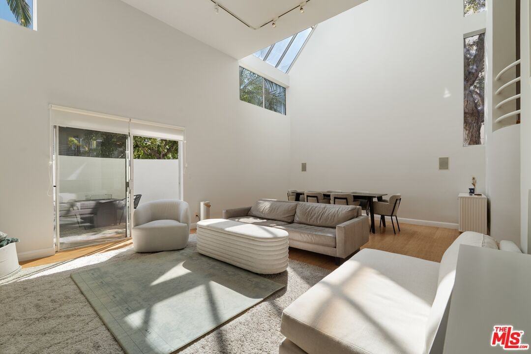 11925 Goshen Ave #4 - Photo 5 of 8