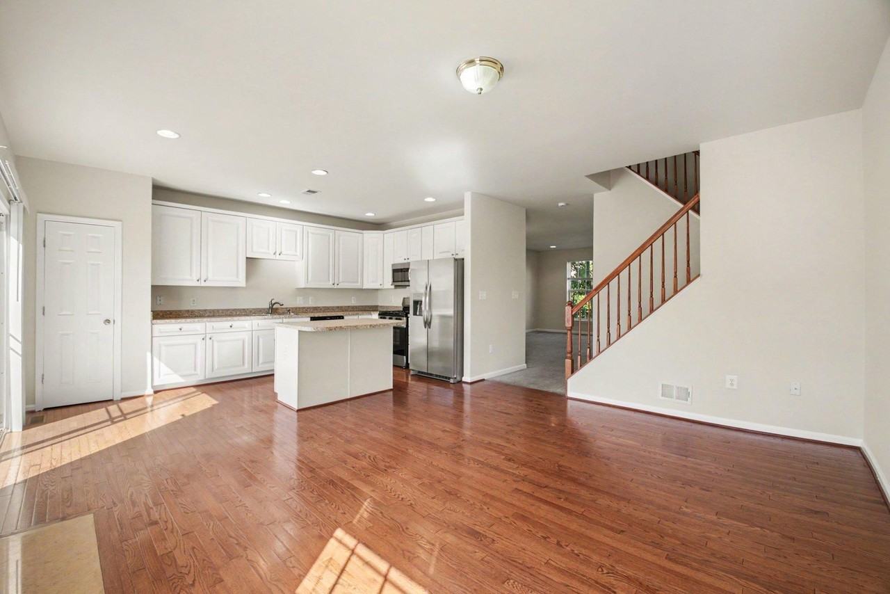 1114 Ellis Ave - Photo 4 of 23