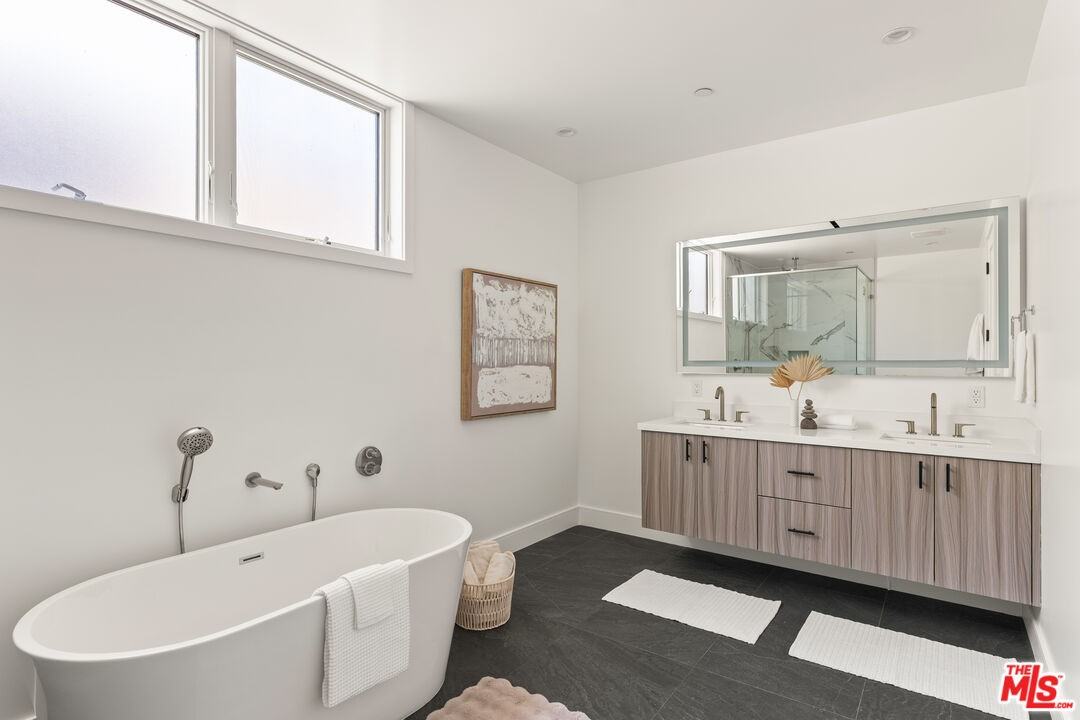 732 Indiana Ave - Photo 4 of 8