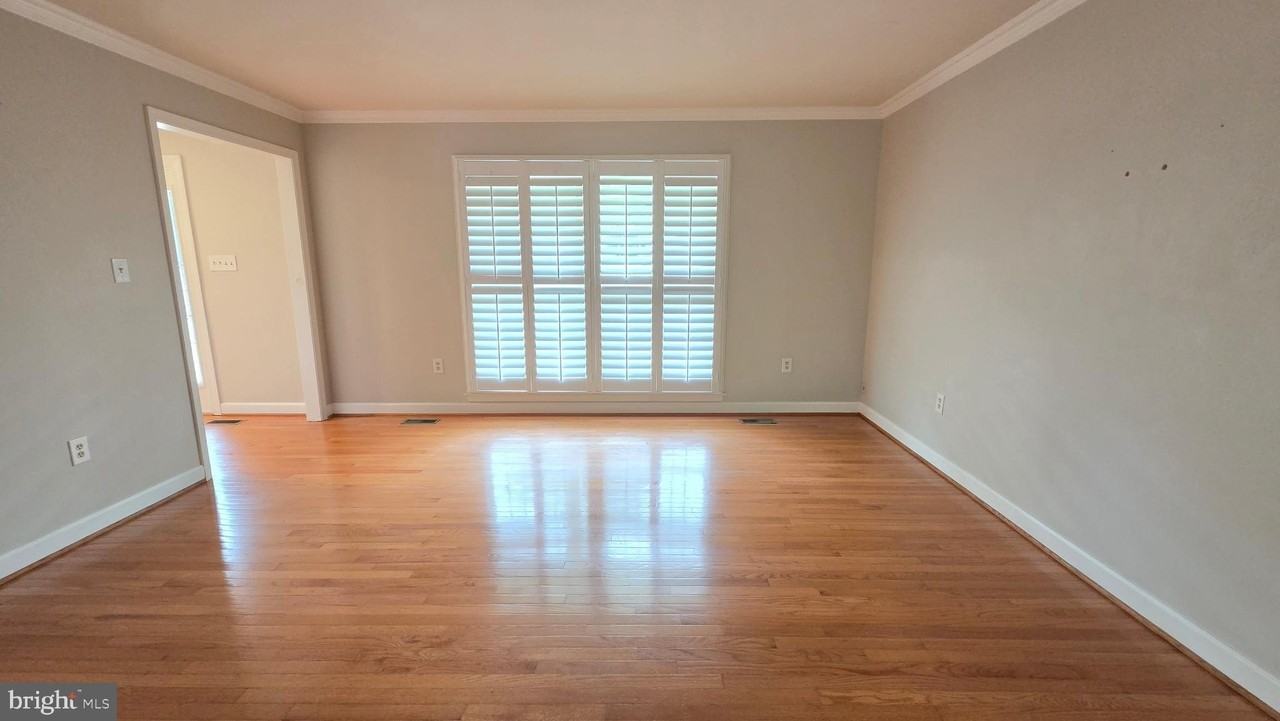 8201 Hensley Ct - Photo 4 of 36