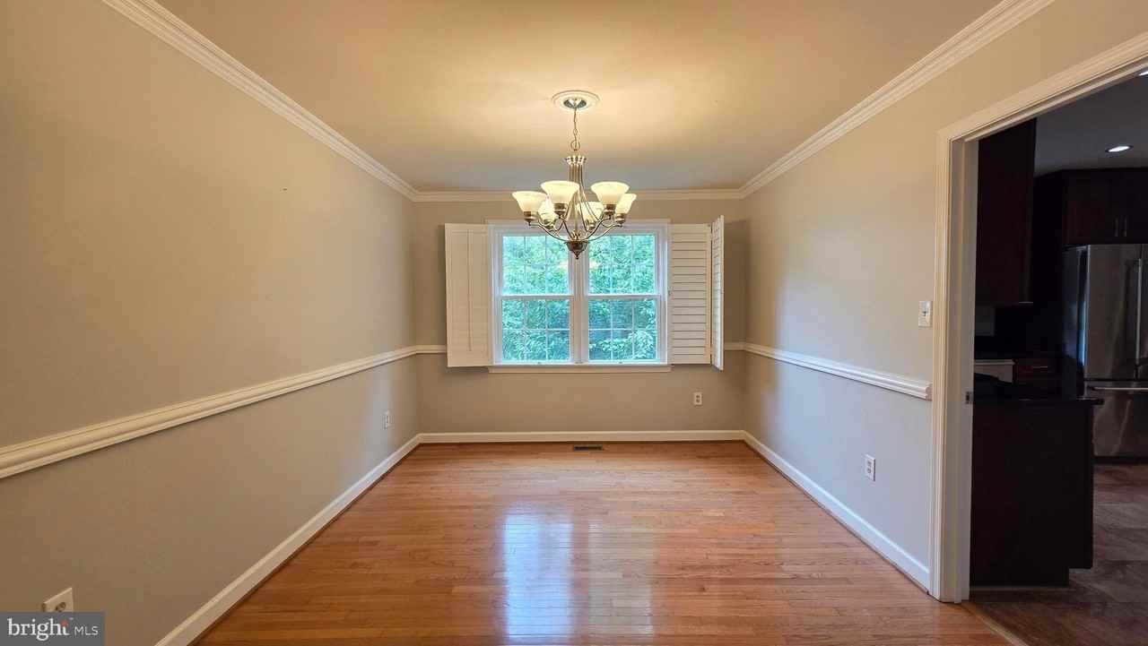 8201 Hensley Ct - Photo 5 of 36