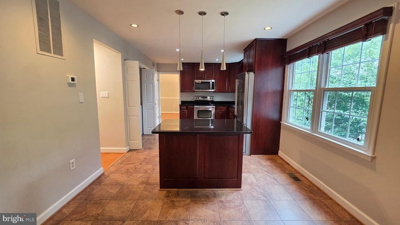 8201 Hensley Ct - Photo 6 of 36