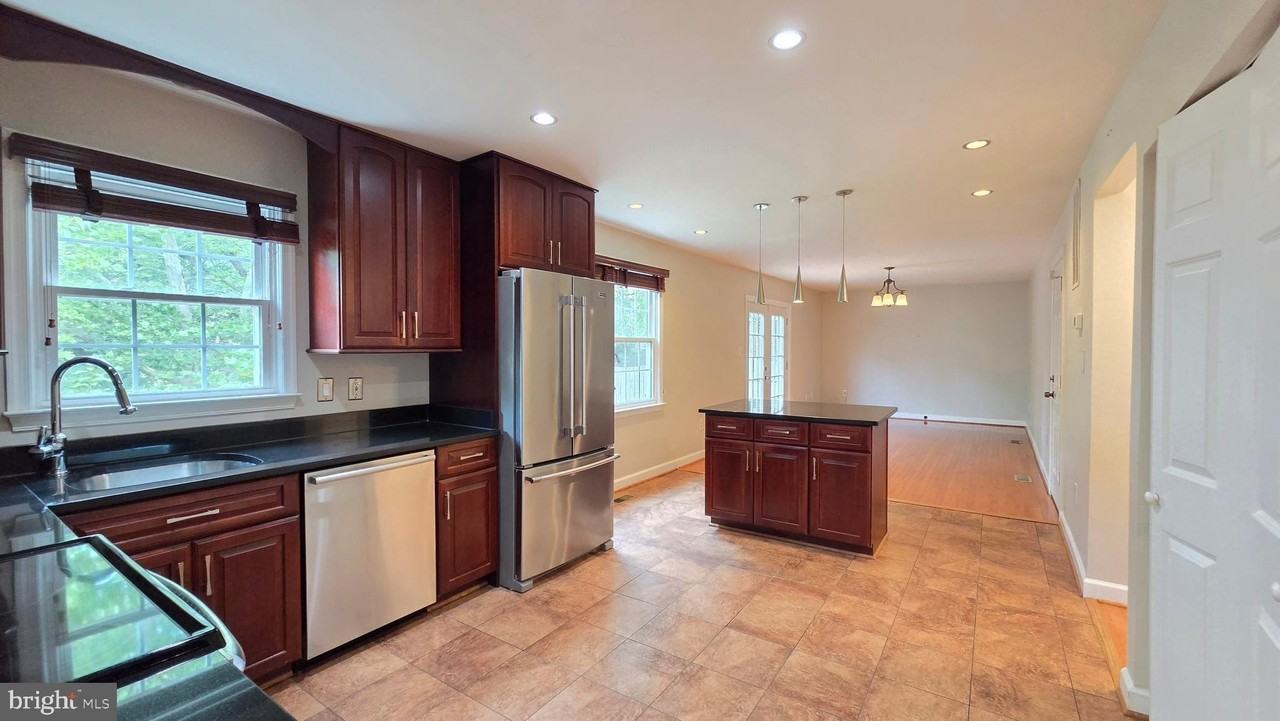 8201 Hensley Ct - Photo 7 of 36