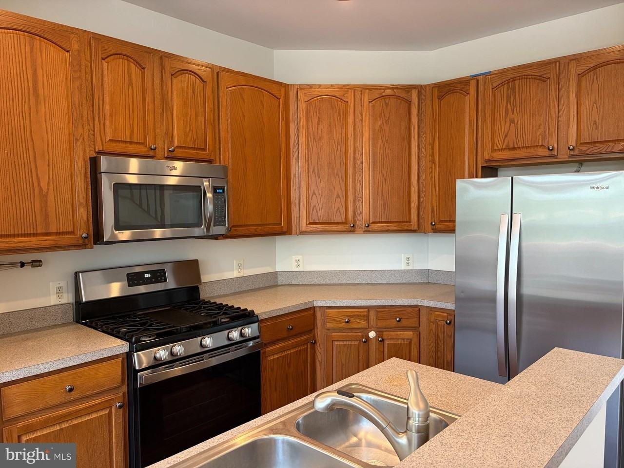 44221 Suscon Sq - Photo 3 of 31