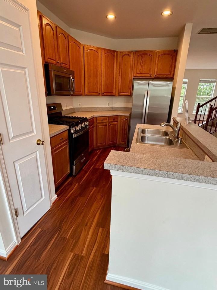 44221 Suscon Sq - Photo 4 of 31