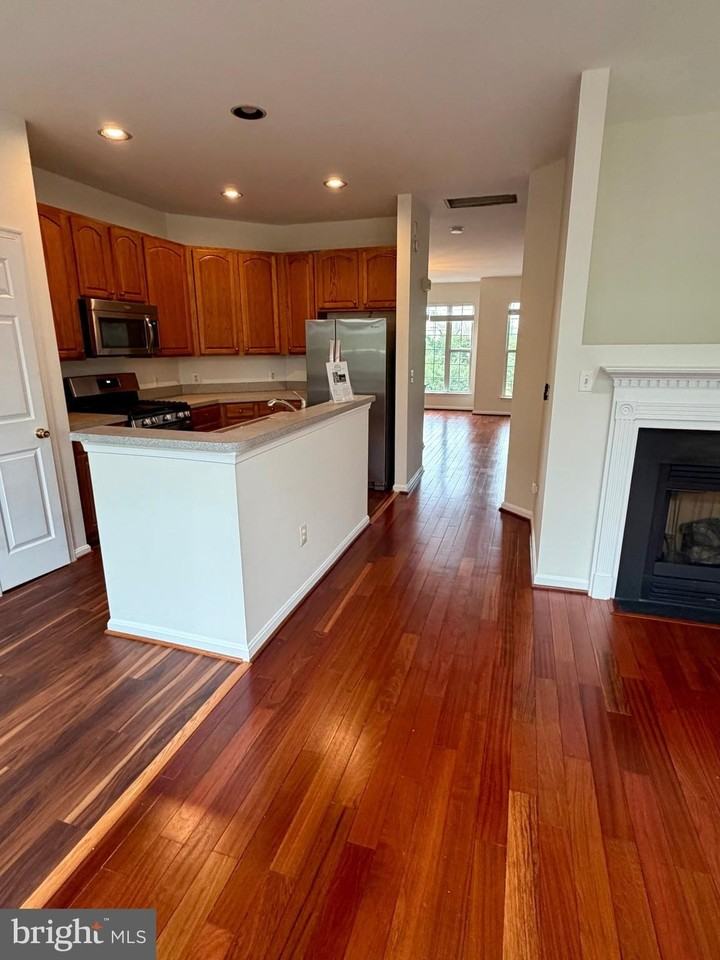 44221 Suscon Sq - Photo 5 of 31