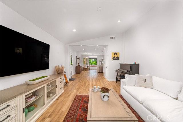 21327 Providencia St - Photo 3 of 8