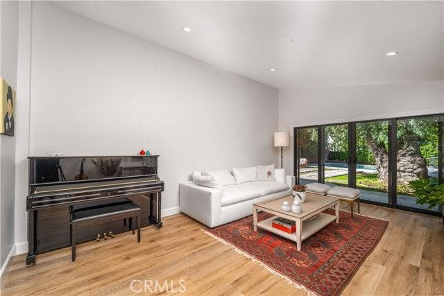21327 Providencia St - Photo 5 of 8