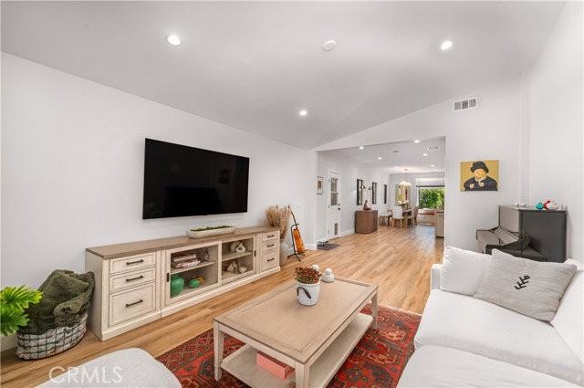 21327 Providencia St - Photo 7 of 8
