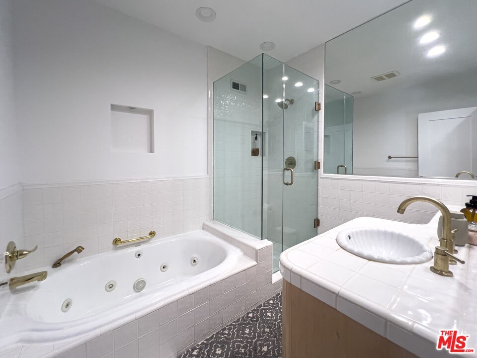 1903 Holmby Ave - Photo 7 of 8