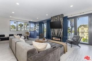 137 N Doheny Dr #3 - Photo 3 of 8