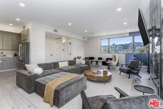 137 N Doheny Dr #3 - Photo 4 of 8