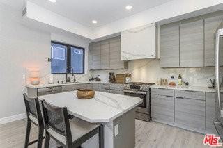 137 N Doheny Dr #3 - Photo 7 of 8