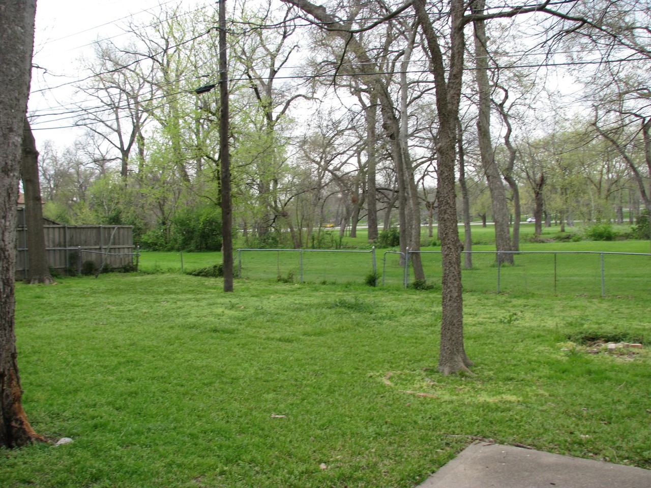 1027 Waterford Dr - Photo 2 of 12