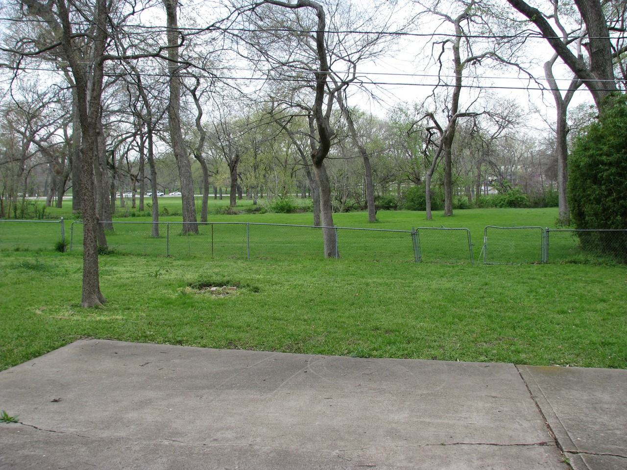 1027 Waterford Dr - Photo 3 of 12