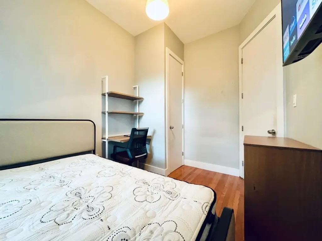 Private Bedroom in 6 Bedroom/3 Bathroom Home - Photo 3 of 6