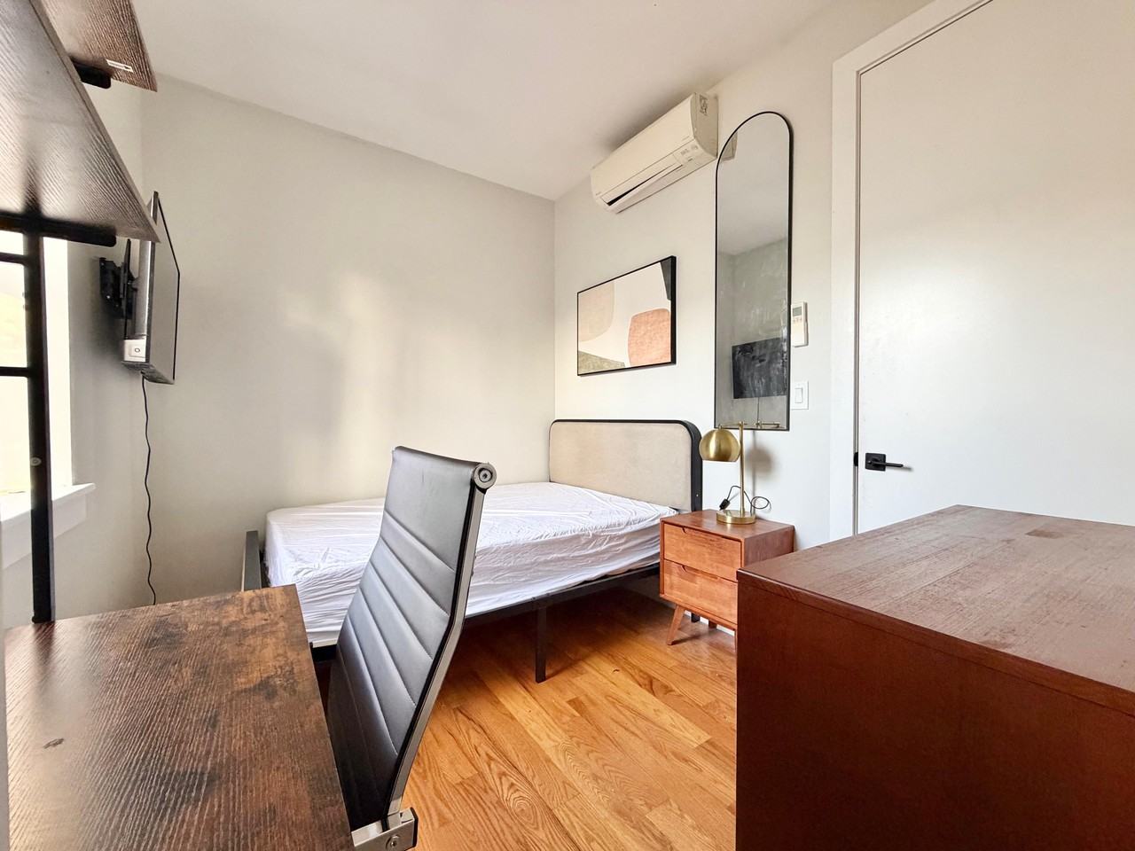 Private Bedroom in 4 Bedroom/1.5 Bathroom Home - Photo 4 of 6