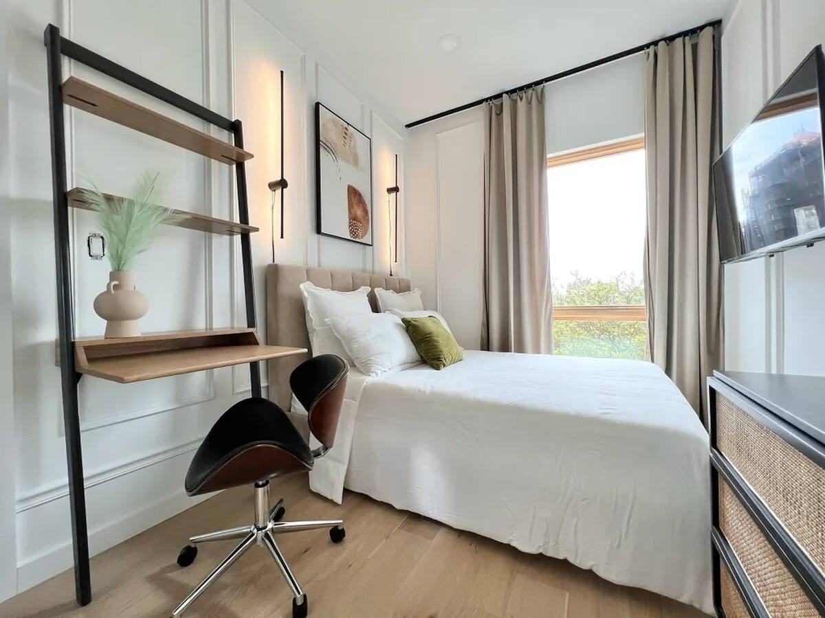 Private Bedroom in 4 Bedroom/4 Bathroom Home - Photo 4 of 7