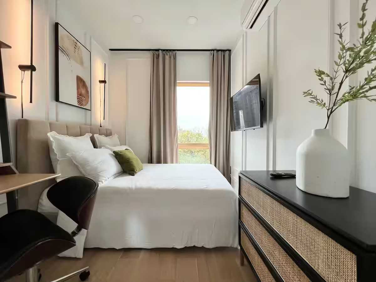 Private Bedroom in 4 Bedroom/4 Bathroom Home - Photo 3 of 7