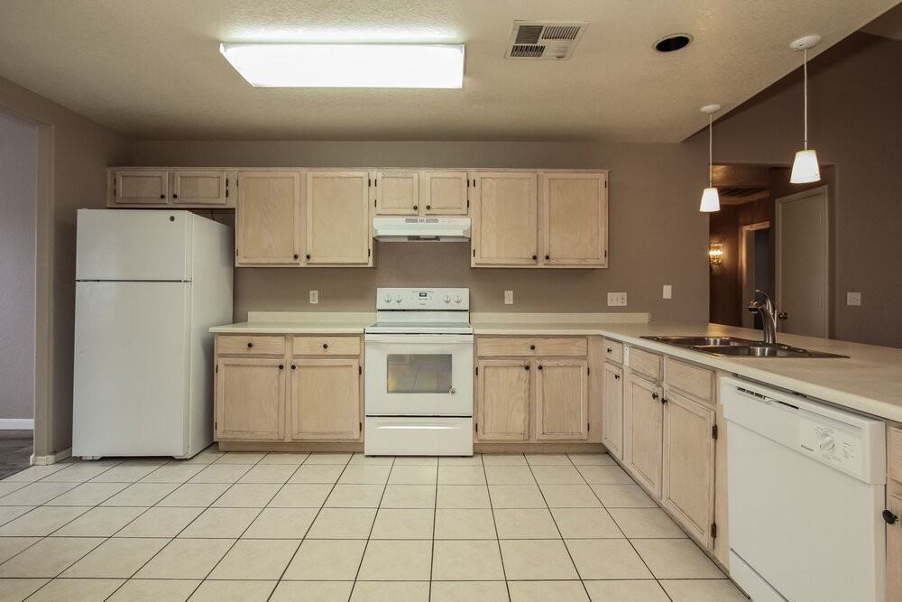 8720 W Tuckey Ln - Photo 6 of 16