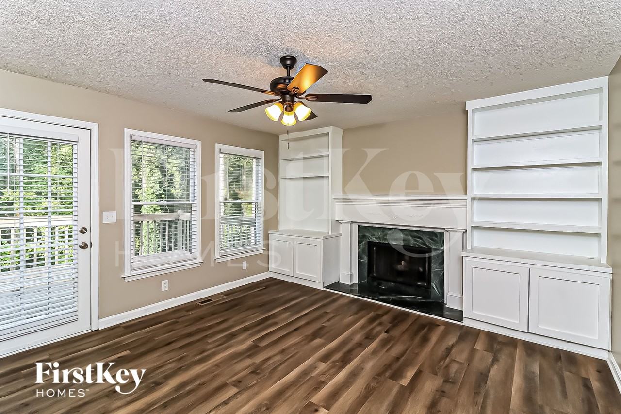3727 Lockerbie Ln - Photo 2 of 15