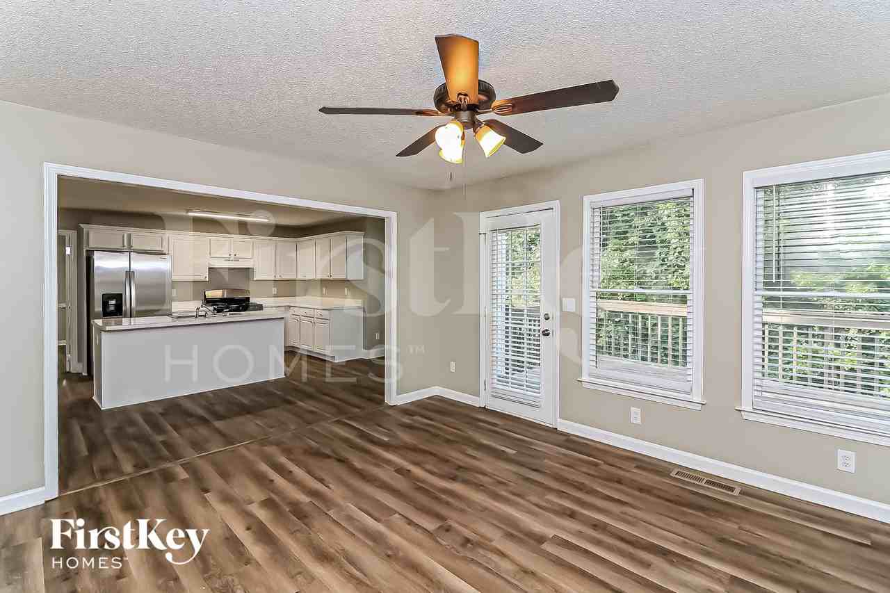 3727 Lockerbie Ln - Photo 3 of 15