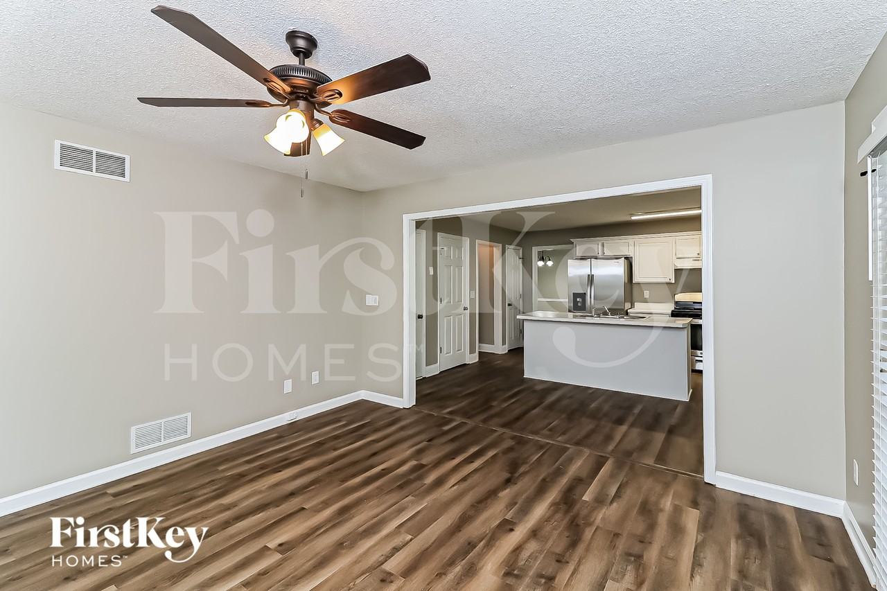 3727 Lockerbie Ln - Photo 4 of 15