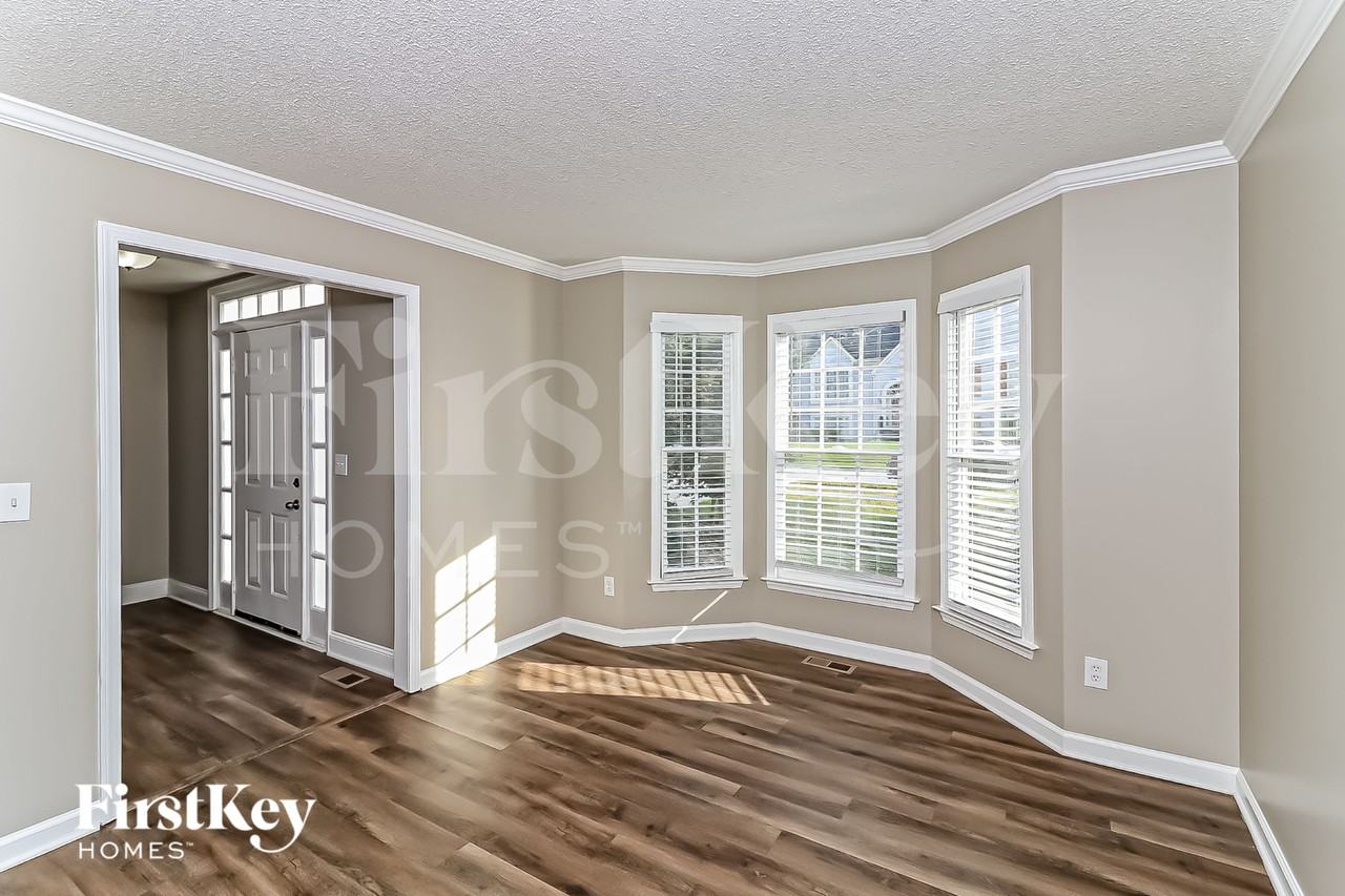 3727 Lockerbie Ln - Photo 5 of 15