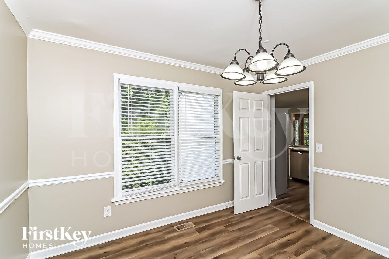 3727 Lockerbie Ln - Photo 6 of 15