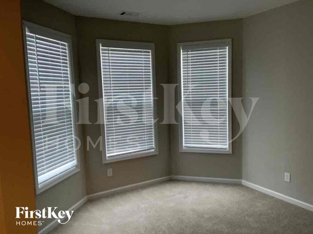 5952 Park Bend Ave - Photo 3 of 12