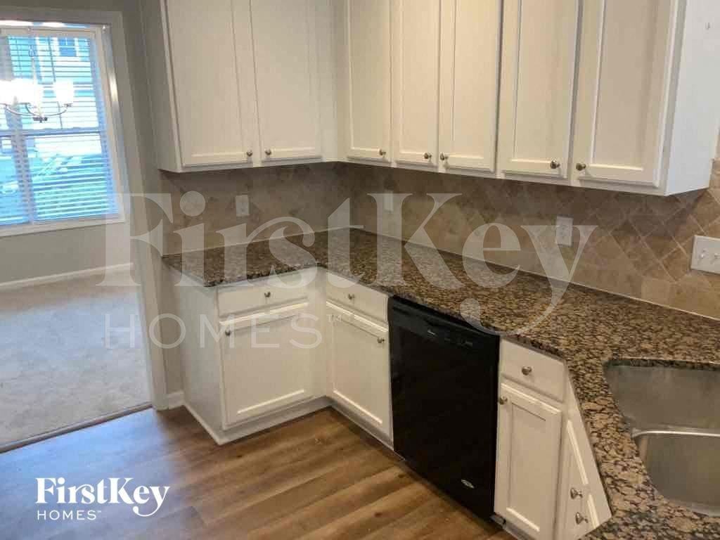 5952 Park Bend Ave - Photo 5 of 12