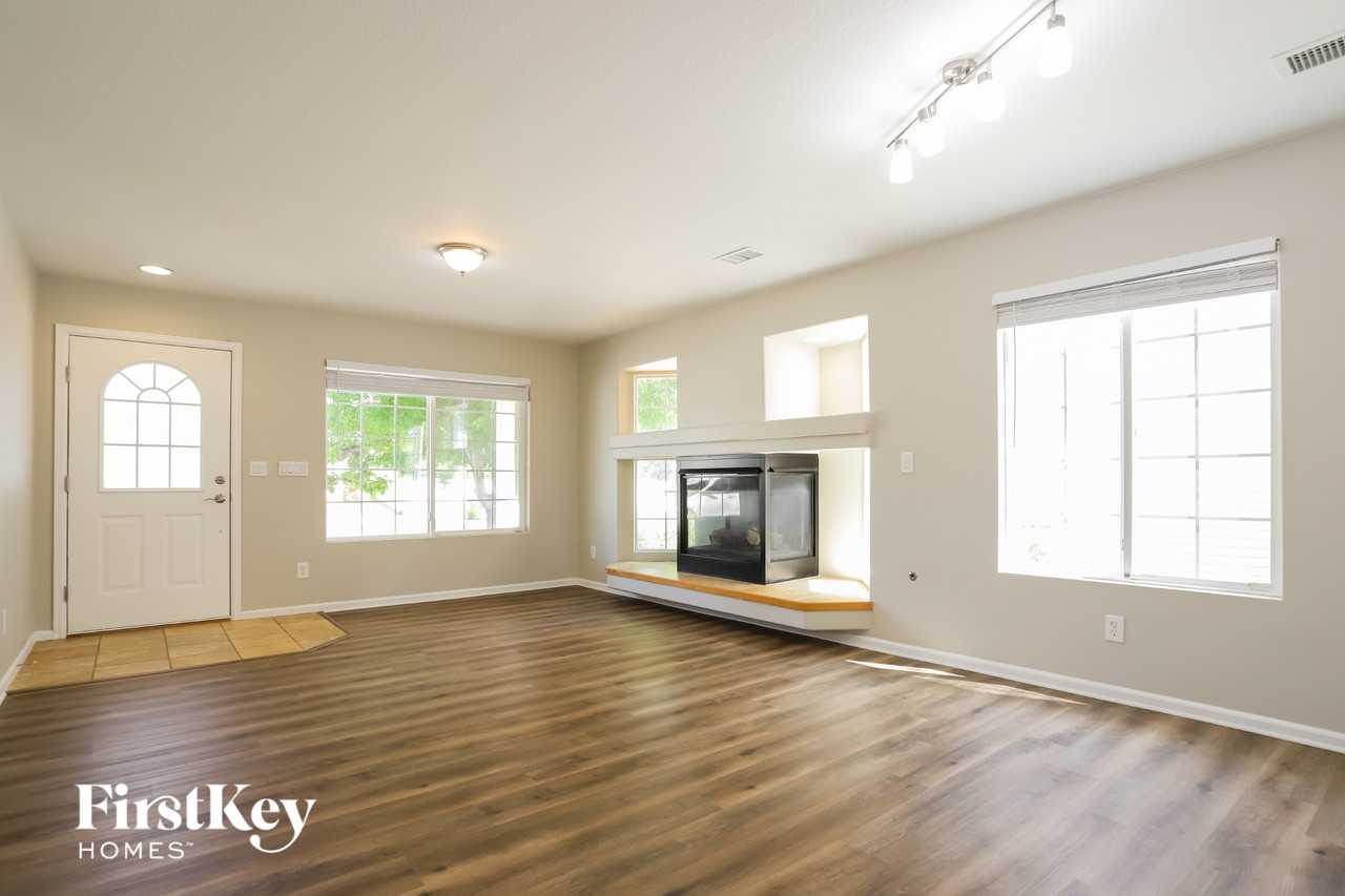 5047 Orleans Ct - Photo 4 of 15
